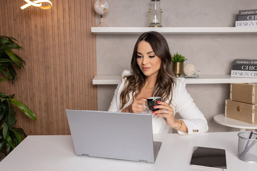 Simone Castro em seu escritório de consultoria